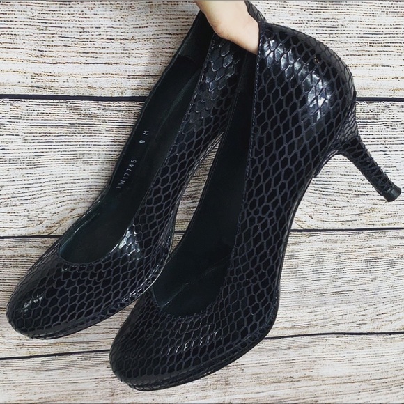 stuart weitzman python pumps